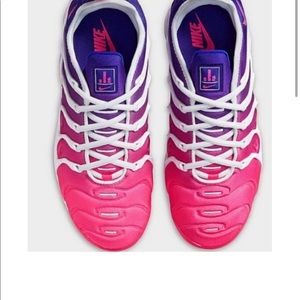 🎊Nike Vapormax… women .. worn  6 times .. good condition